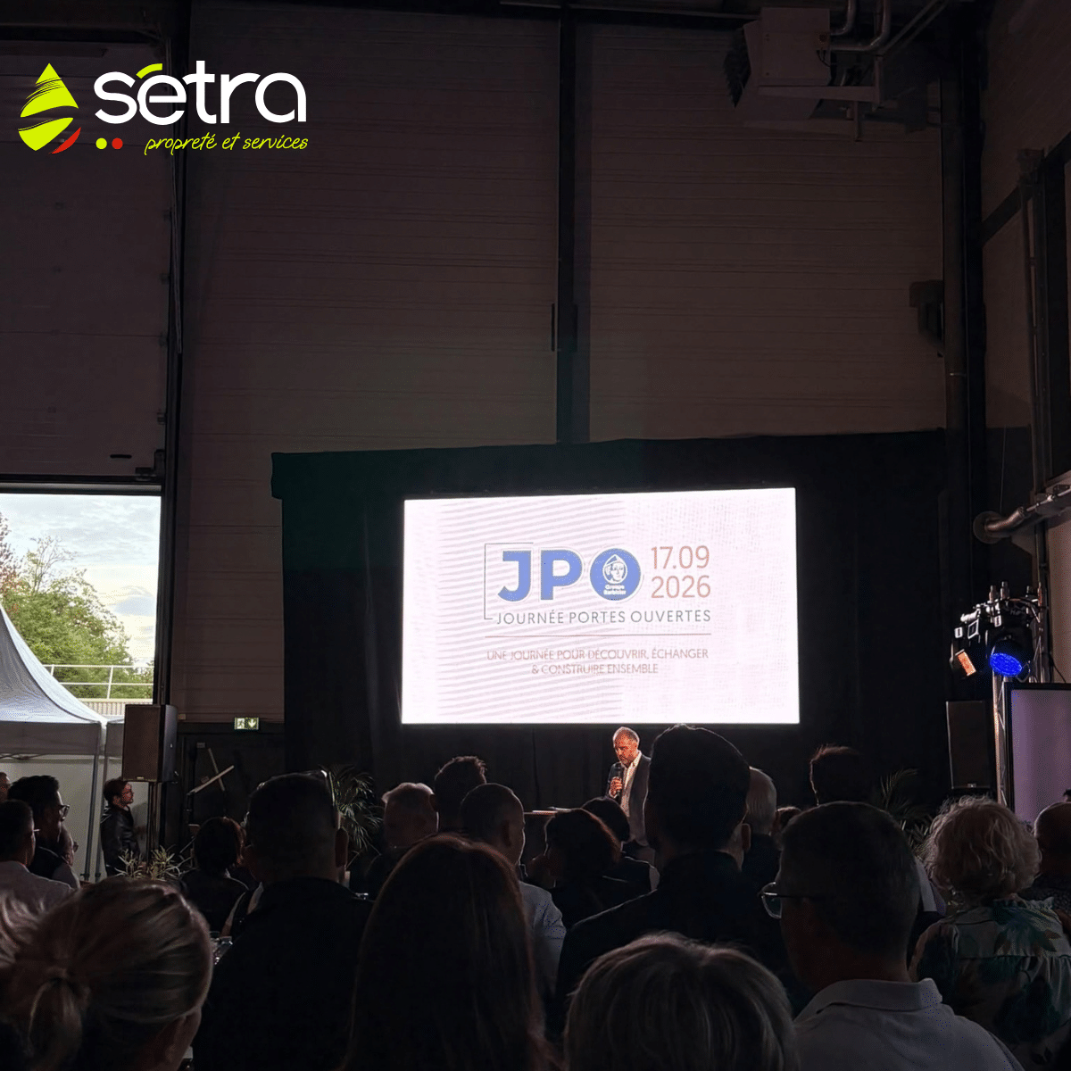 Public réuni devant la scène lors de la Journée Portes Ouvertes du 17 septembre 2026.