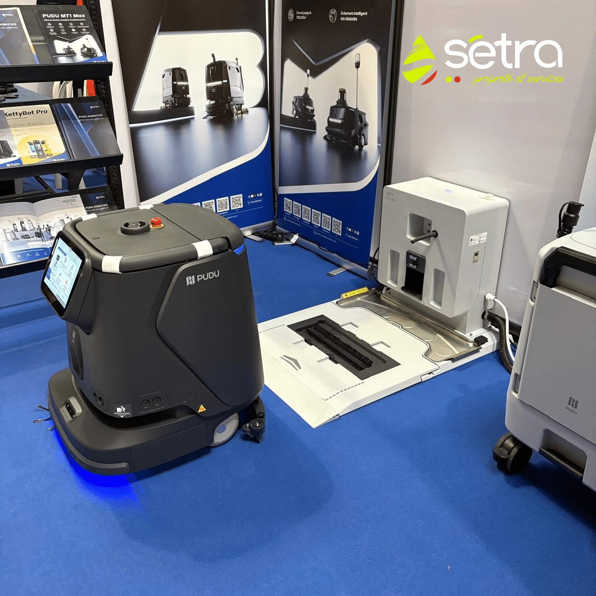 Robot de nettoyage autonome PUDU présenté lors d’une journée professionnelle dédiée aux innovations dans le secteur de la propreté.